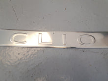 Embellecedor de maletero cromado Renault Clio V (2019-2025) Original 8201716234