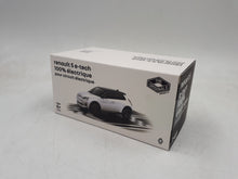 Miniatura del Renault 5 E-Tech eléctrico 1/43 R5 para circuito. Edición Roland Garros blanco