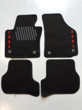 Juego de 4 alfombrillas Seat Leon 1P (2005-2012) ORIGINALES con letras en color rojo.