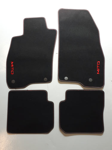 Satz von 4 Alfa Romeo Mito Fußmatten mit original roten Buchstaben, neues OEM-Modell