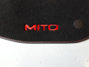 Satz von 4 Alfa Romeo Mito Fußmatten mit original roten Buchstaben, neues OEM-Modell